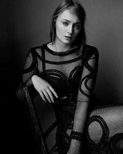 a-lone-fool-out-in-the-sun:Sophie Turner photographed by Stefan Heinrichs.