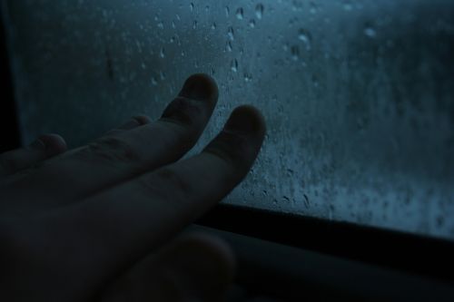 苦痛のどん底さ自分を殺したい The rain cold is my tears The rain falls on my all scars. What I am?