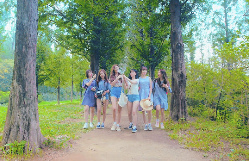 parksooyoung:  “a heart fluttering moment,when rain drops fellwithout warning.we held hands and ran.on top of the messy flower road,i’m with you.”  ― gfriend “love whisper” (2017)