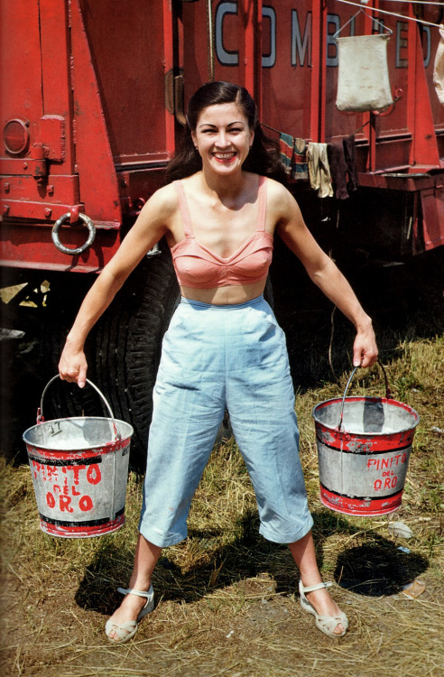 toxicnotebook: Colour photographs of circus performers (1940s-1950s) 