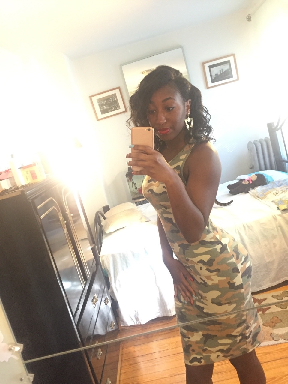 haitibabyyyyy:  veryauthenticcc:  When your abs show through your dress …  😘😍