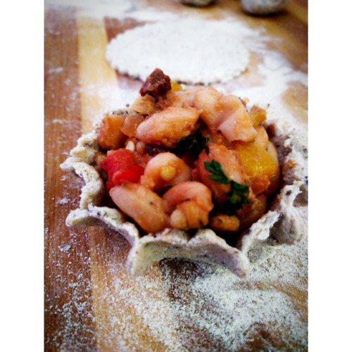 “VeggiesMiniPie” with cannelini beans, pepper, mushroom, sun dried tomatoes, garlic, hint of tomato 