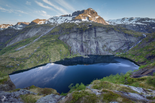 crazy-krasi:Fjerddalsvatnet LakeOne of the most beautiful hikes in southern Lofoten is the Munkebu t