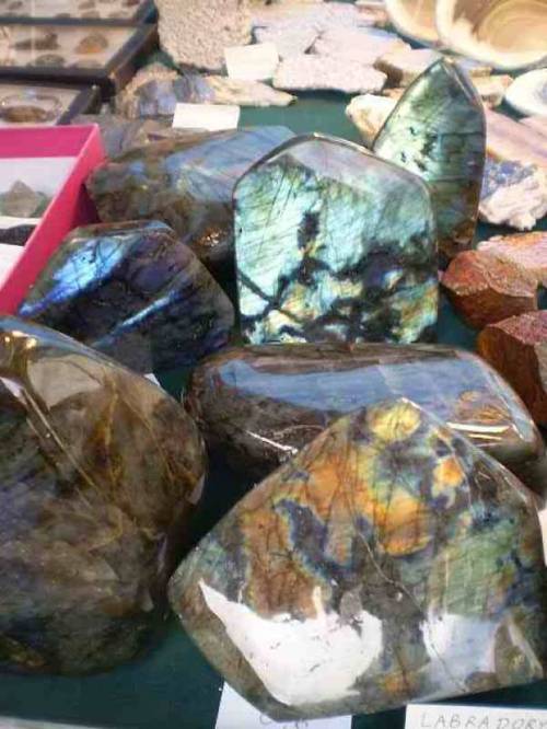 Products made of polished minerals and stones offered for sale during Lwóweckie Lato Agatowe (Lwowek