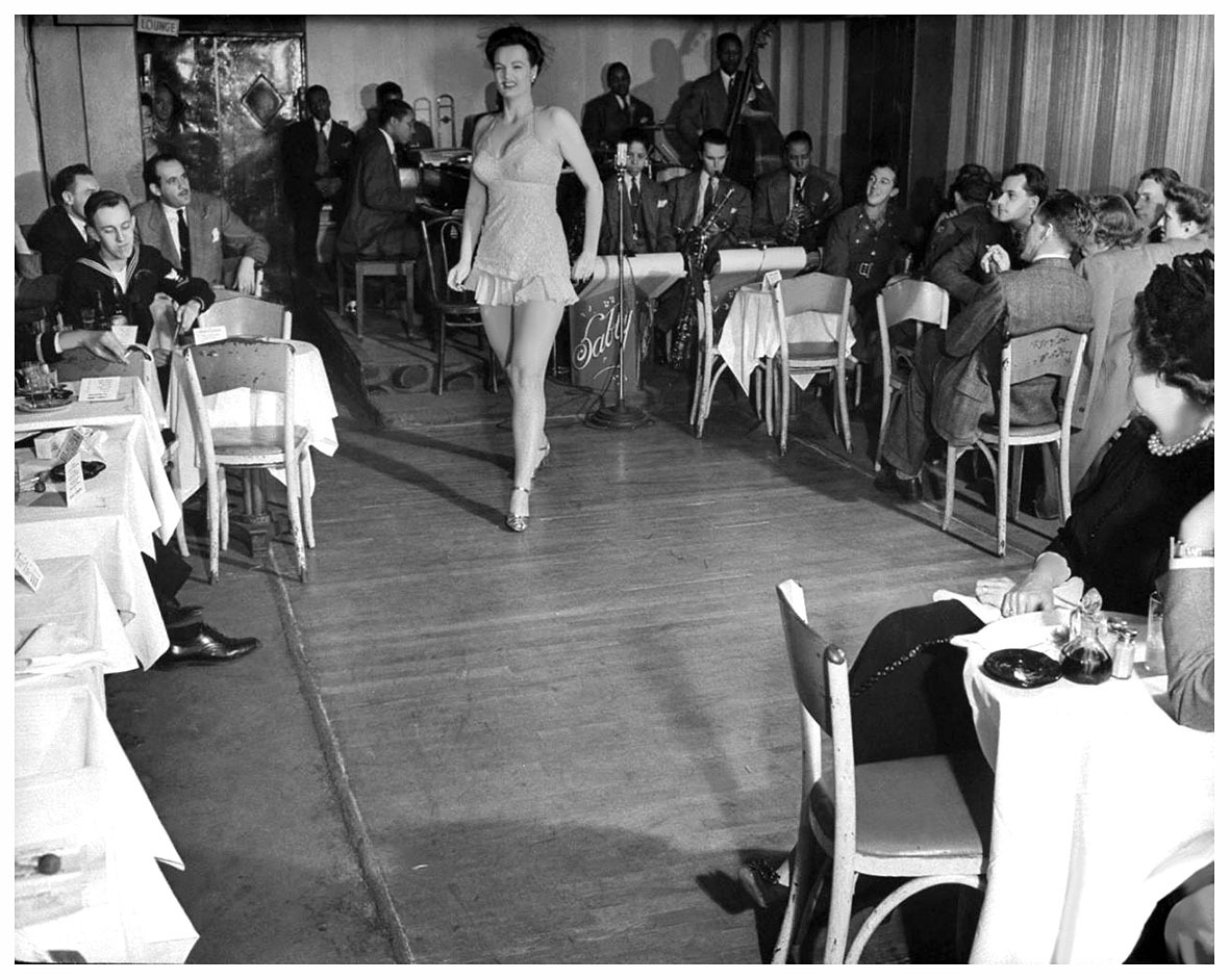 Lois DeFee works the floor at a New York nightclub, during the 1940&rsquo;s..