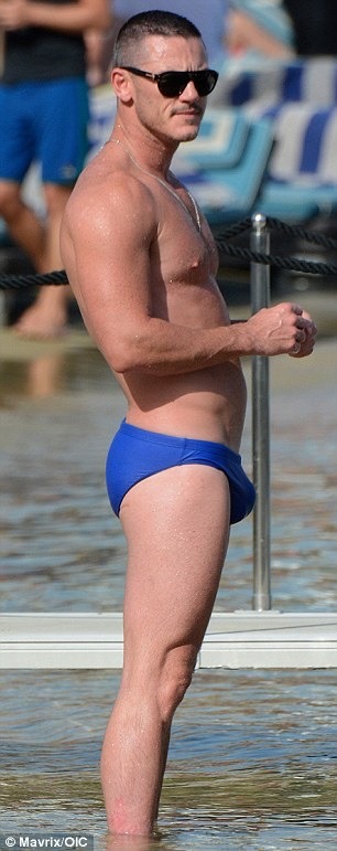 tabloidheat101:  Luke Evans VPL At The Beach