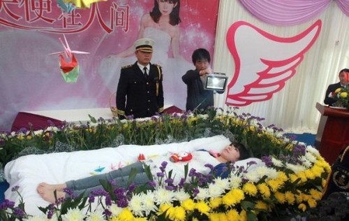 A 22 year old Chinese student staged her own funeral so she could enjoy and take