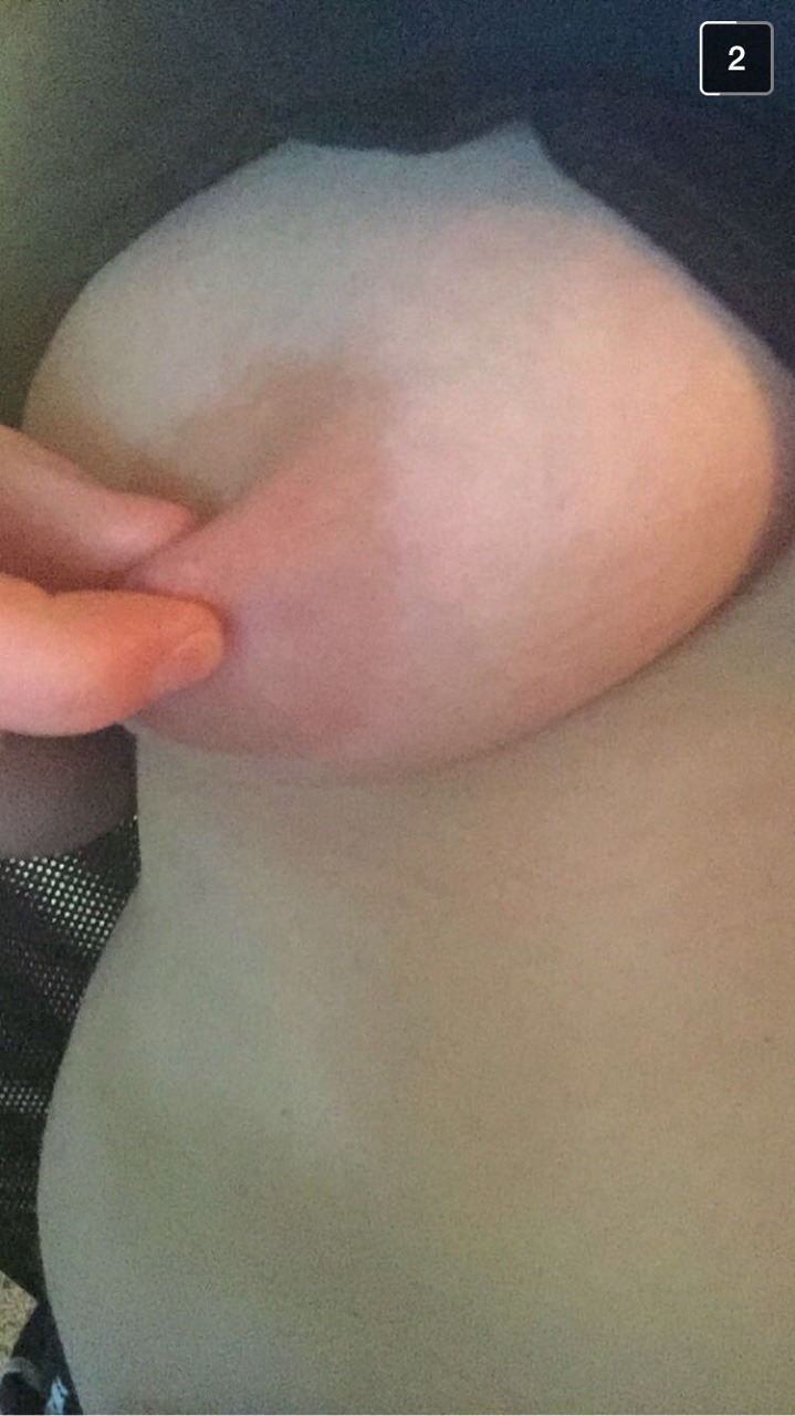 achevything:  Snapchat or kik your sexy selfies to Nudeontumblr