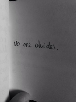 teaweonasteperkinculiao:  ccaammi:  vida-encolores:  …pero hay que aprender a decir adiós.  porfavor :(  Ya me olvidó.  Solamente no me olvides.