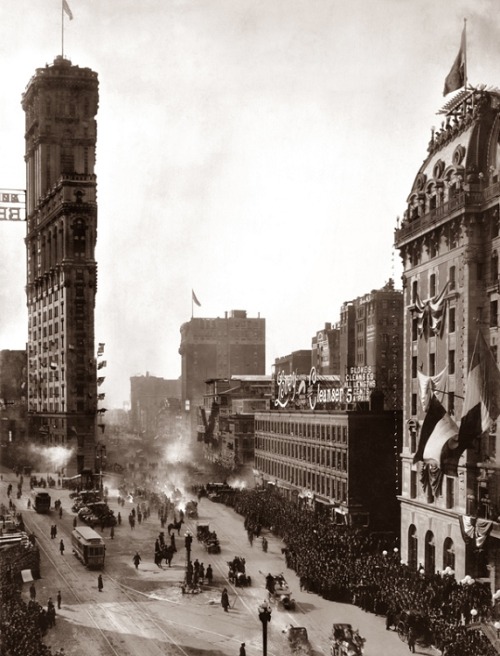 vintagesportspictures:Six automobiles leaving Times Square for a 20,000-mile race to Paris (1908)