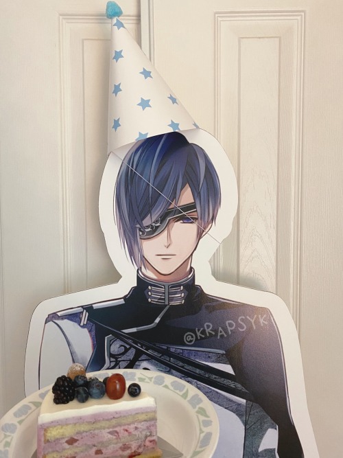 January 6th~ Ikémen Vampire Jean D’arc’s Birthday~ Yes, I bought him a cake & party hat on his b