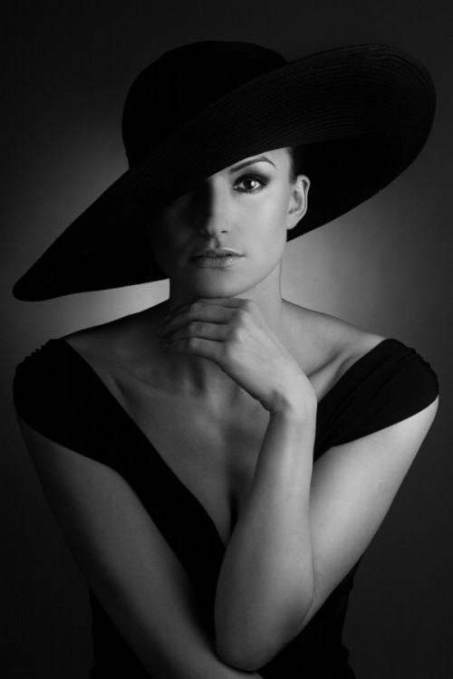 fotografiae:  Portrait of woman by gregmoment. http://ift.tt/1seT80D 