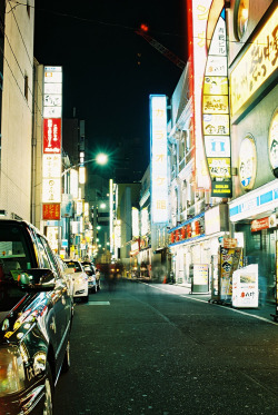 japanlove:  night shutter @Shinjuku 2nd #04 (by keganimushi)