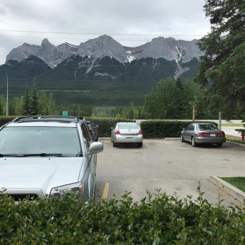 Such a nice view to wake up to! #spontaneousvacation #rockymountains (at Canmore, Alberta)