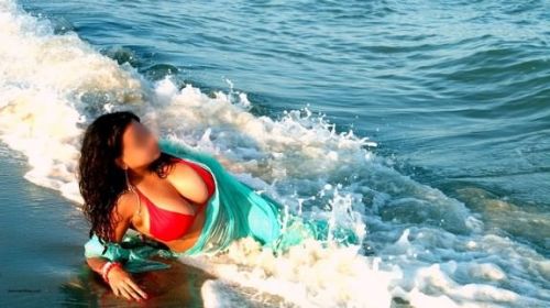 exhibitionistdesidaring: Desi Maal In saree posing at Goa beach