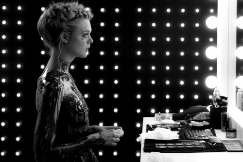 le-monde-sans-couleur:Elle Fanning in ‘The Neon Demon’ (dir. Nicolas Winding Refn)