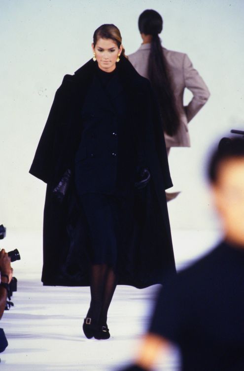 Issac Mizrahi Ready-To-Wear Fall/Winter 1992.Model: Cindy Crawford