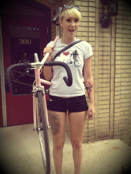 sexycyclists: rachelpalmer:  SUMMMMAR!!!  HUGE BABE WITH BIKE