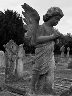 Skull-Designs:  Mourning Times Two.   St Nicholas, Thames Ditton, Surrey.   