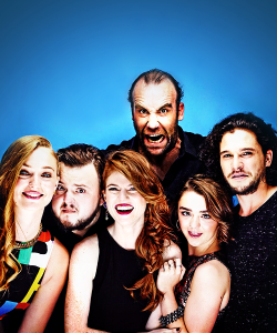 roselesliesource:  Entertainment Weekly Comic Con Portrait : Sophie Turner, John Bradley, Rose Leslie, Rory McCann, Maisie Williams, Kit Harington 