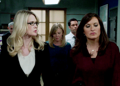 alexcabotgifs:Alex Cabot & Olivia Benson in 13x21 Learning CurveAmanda is so annoyed Alex is the