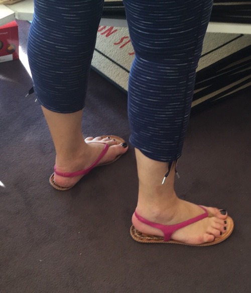 candidtoeshots: Hot chunky milf Xmas shopping.