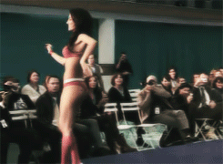 Mel Fronckowiak representa o Brasil em concurso estrangeiro, sambando. 