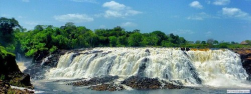 whatsuperficial:  -Plaza Bolívar, Aragua, Maracay, Venezuela -Parque Nacional Mochima, Anzoategui, Venezuela  -  El Salto la Llovizna es una cascada ubicada en el río Caroní, cerca de su confluencia con el río Orinoco. Está situada en el Parque