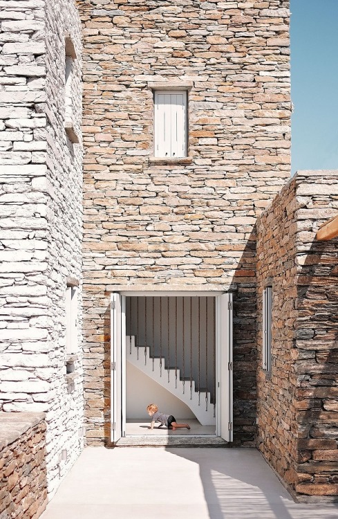 Rocksplit by Cometa ArchitectsThe steep ground and the plot’s narrow dimensions determine the 