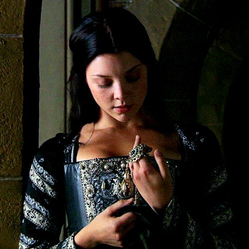gifshistorical:  Natalie Dormer as Anne Boleyn · The Tudors 1.06 