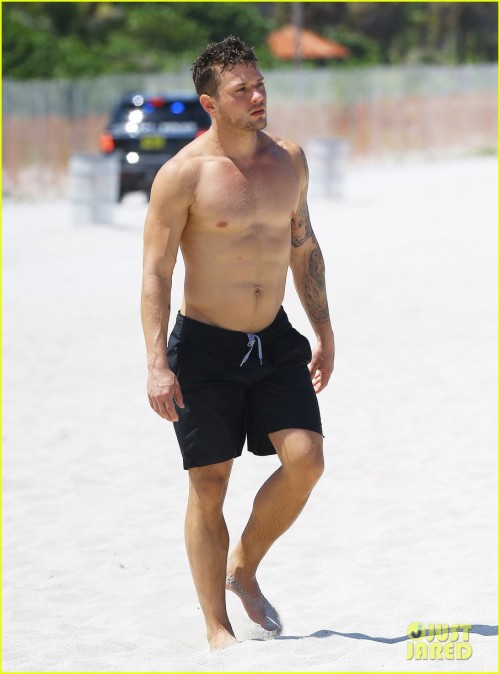 Porn Pics jazzmenloria:  holy hot damn  Ryan Phillippe