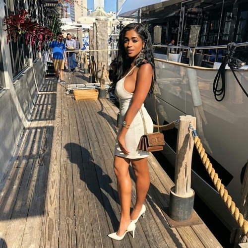 dresssexy4me: www.instagram.com/p/BiZb82CFq6H/