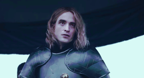 captain-yeet:Twilight Saga + Medieval AUI blame Robert Pattinson’s hair in that new Netflix movie tr
