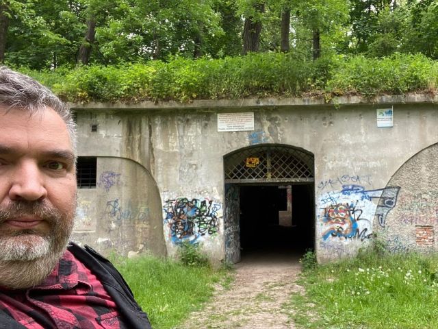Fort 48 „Batowice” (Fort Artyleryjski 48 „Batowice”) – jeden z fortów Twierdzy Kraków. Powstał w latach 1883–1885, w czasie budowy trzeciego pierścienia twierdzy, jako standardowy fort artyleryjski. Budynek jednokondygnacyjny, jego ściany zbudowane są z cegły, a strop z betonu. Na wale ustawione były działa. W latach 1910–1911 dokonano przeróbek, między innymi wzmocniono schron główny. #3dtrip #3dpress #trip #travel  #travelblogger #travelphotography #travelgram #oloontour #history #polska #poland #fortress #stronghold #festung #krakau #krakow #kraków #malopolska #malopolska #wwi #history #twierdzakraków #ww1 #urbex #happy #batowice  (w: Fort 48 Batowice) https://www.instagram.com/p/CeBb5gwItnp/?igshid=NGJjMDIxMWI= #3dtrip#3dpress#trip#travel#travelblogger#travelphotography#travelgram#oloontour#history#polska#poland#fortress#stronghold#festung#krakau#krakow#kraków#malopolska#wwi#twierdzakraków#ww1#urbex#happy#batowice