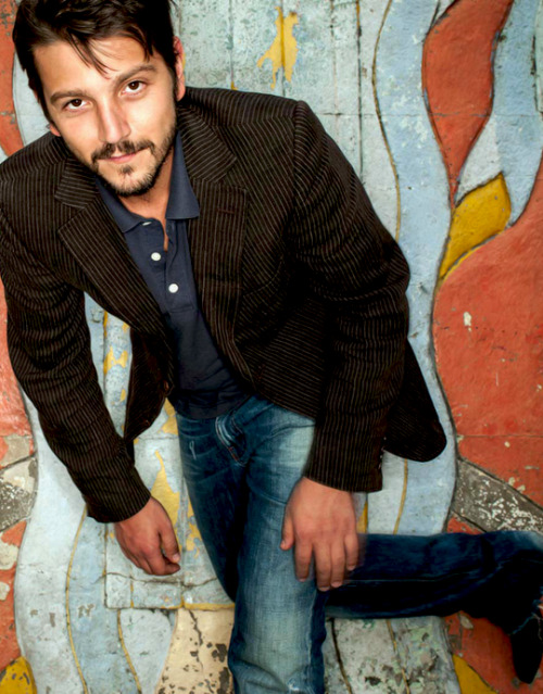 diegolunadaily: Diego Luna photographed by Preston Schlebusch, November 2009{1} {2}