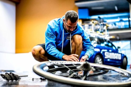 apisonadora60: Shimano-Road After the races, the work of our Shimano Neutral Service team continues,