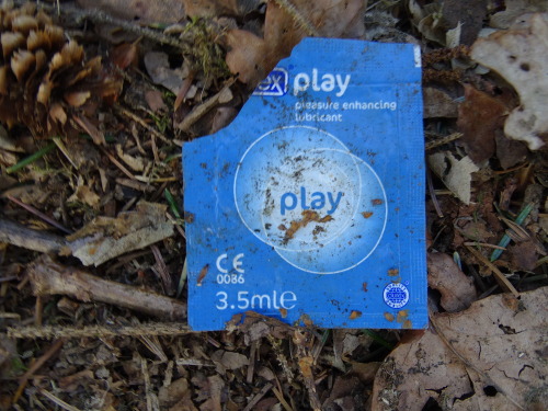 throwncondom:  Autoroute Liège-Namur, parking près de Fernelmont, avril 2015. Un merveilleux endroit pour le chasseur de capotes, non?*****Liège-Namur highway, parking near Fernelmont, April 2015. A wonderful place for condoms hunter, right?