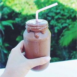 essenaoneill:  I looooove chocolate thick shakes 😉 (frozen bananas, cacao powder and a tiny bit of water) 🍫🍫🍫