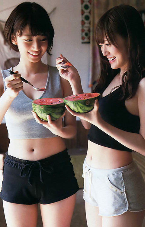 tatsuki46: 一緒にスイカ食べよっ reblogged with tintum.