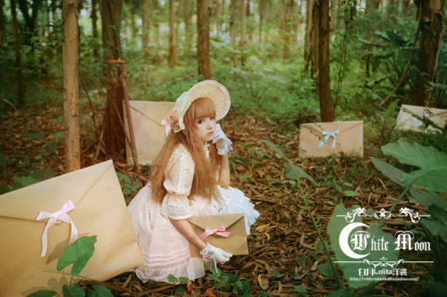 littleredqueen:  truth2teatold:  White Moon Rose Letter  white moon is so great 