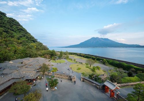 【写真提供：名勝 仙巌園】 ＼おにわさん更新情報／ ‪[ 鹿児島県鹿児島市 ] 仙巌園 Sengan-en, Kagoshima の写真・記事を更新しました。 ーー桜島を眼前にのぞむ、江戸時代初期に作