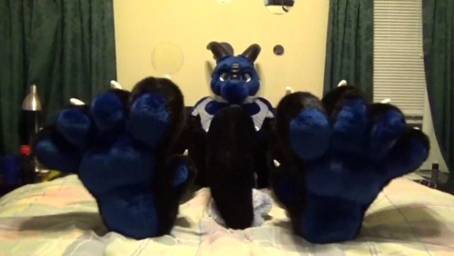 Check out these Footpaws. ;PNot a Murrsuit.Source: (♂ Link)