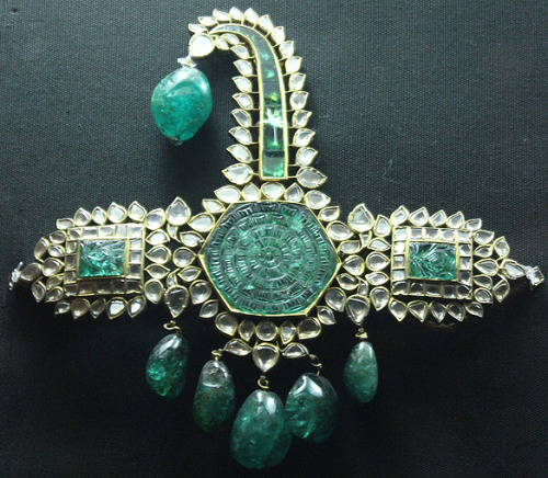 Sarphech, emeralds and diamonds on gold