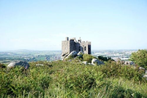 Carn Brea Castle (Cornwall, England).The original building was a chapel, probably dedicated to St.Mi