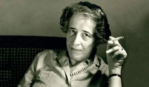 “Il tentativo totalitario di conquista globale e dominio totale è stato la via d’uscita distruttiva da tutte le impasse. La sua vittoria può coincidere con la distruzione dell’umanità.”
Hannah Arendt (1906-1975), Le origini del totalitarismo,...