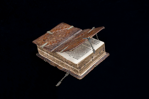 therhumboogie:  From National Library of Sweden, this breathtaking 16-century book can be opened and read as 6 different books, not to mention being an antiquarian work of art, now that’s one hell of a Kindle prototype! And just as an added extra, look