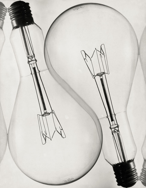 3leapfrogs:  preciousandfregilethings: icancauseaconstellation: Rus Arnold,…tumblr.com preciousandfregilethings:icancauseaconstellation: Rus Arnold, untitled, 1950s. Gelatin silver print. Exhibition Magic of the object, 2011. Leopold Museum, Vienna.
