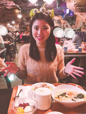 himanji:    12月31日❤︎  中学の時のお友達とディズニーシーに行った時の写真です！かなり浮かれている格好ですね笑初めてカチューシャを買いました笑