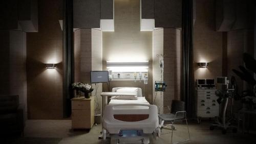 hellotailor:“In Bella’s hospital room scene, the set design is far more important than costumi