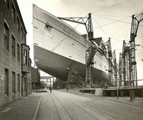 furtho:  Empress of Britain at John Brown Shipbuilders, Clydebank, c1930 (via here)